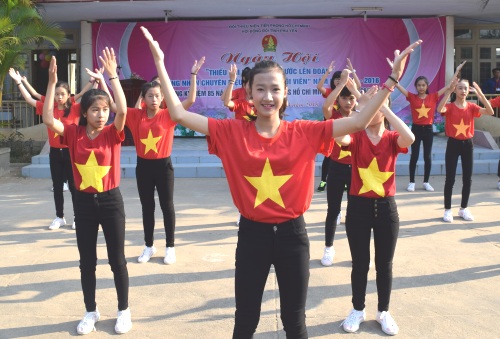 Các em đội viên tham gia đồng diễn nhảy dân vũ ngoài sân trường